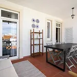 Whome Luxury Penthouse: Designer Decor & Epic Views Apartman